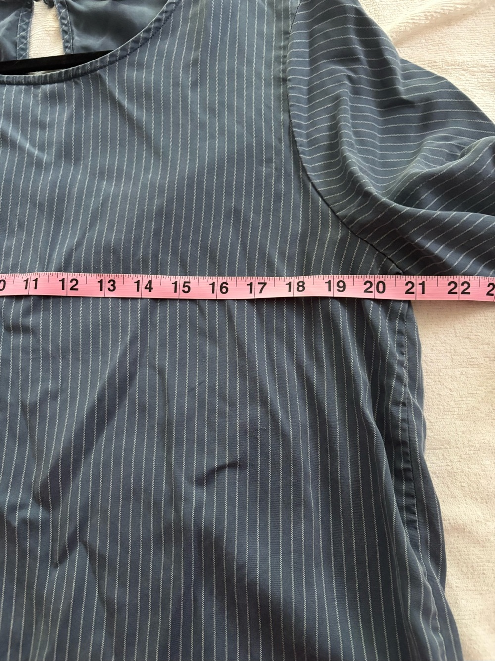 Express Top Navy Blue Pinstripe 3/4 Bell Sleeve Relaxed Fit Blouse Size Large - Picture 7 of 9